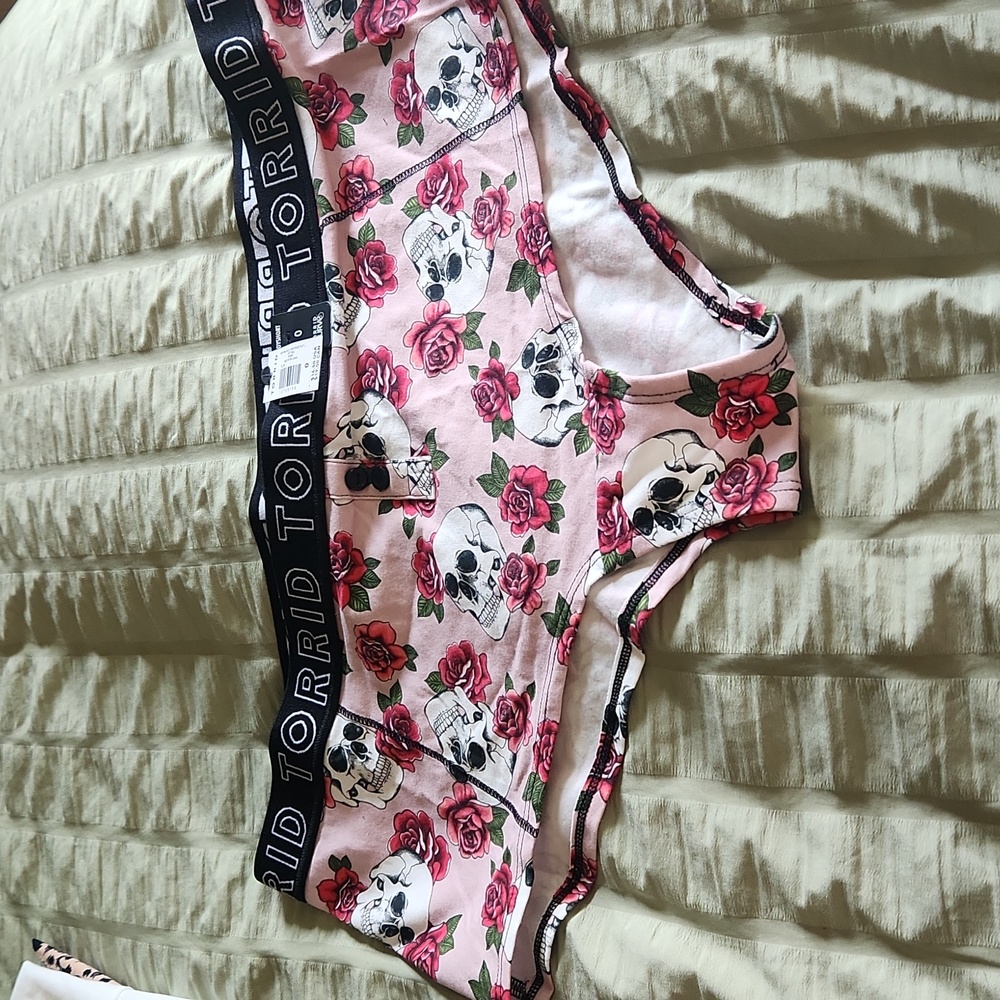 NWT Torrid Curve Skull & Rose Boyshorts Size 0